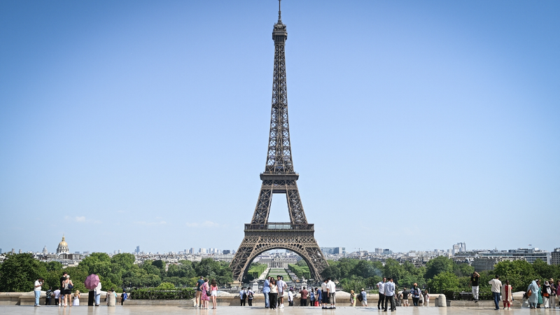 Đỉnh Tháp Eiffel Đóng Cửa Khi Paris Đối Mặt Với Sóng Nhiệt video poster