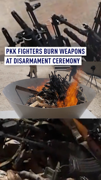 PKK đốt vũ khí trong bước đột phá hòa bình táo bạo với Thổ Nhĩ Kỳ PKK đốt vũ khí trong bước đột phá hòa bình táo bạo với Thổ Nhĩ Kỳ video poster