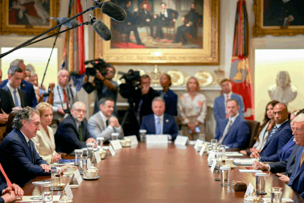 Hạn Chót Thuế Quan của Trump Kích Hoạt Thay Đổi Thương Mại Toàn Cầu