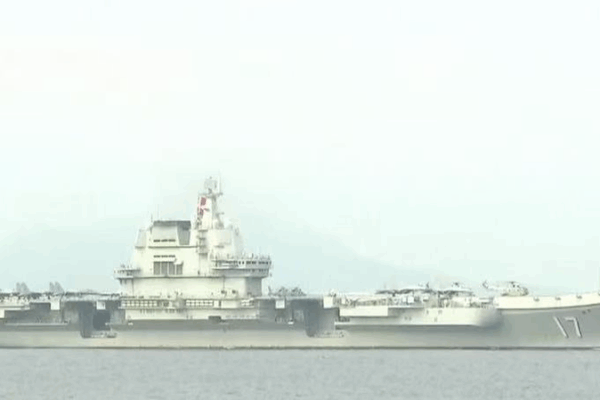Tàu sân bay Sơn Đông dẫn đầu đội tàu hải quân vào Hồng Kông Tàu sân bay Sơn Đông dẫn đầu đội tàu hải quân vào Hồng Kông