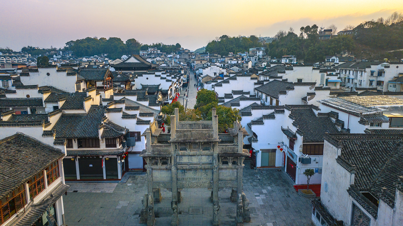 Các thương nhân Hui khám phá những con đường mới giữa rào cản thuế quan