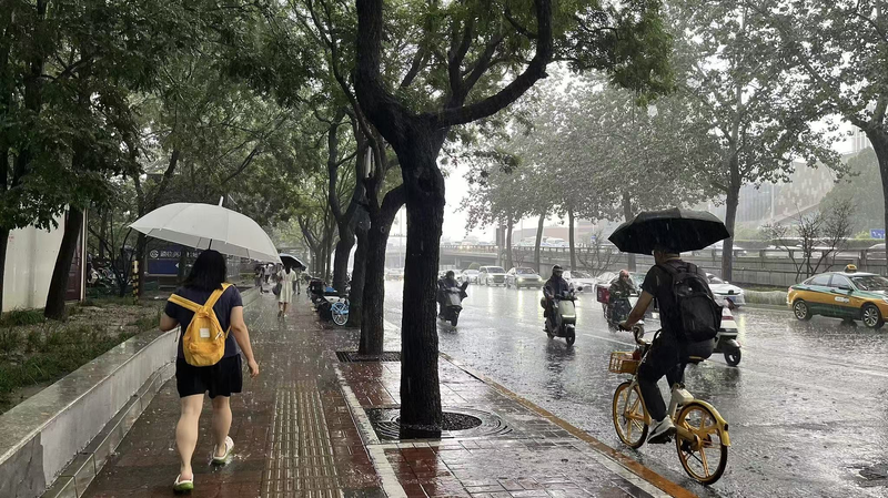 Cảnh báo bão mưa ở Bắc Kinh: Mức đỏ, hơn 3000 người sơ tán Cảnh báo bão mưa ở Bắc Kinh: Mức đỏ, hơn 3000 người sơ tán video poster