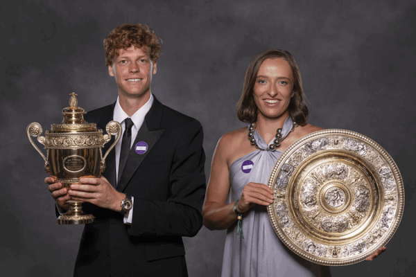 Swiatek và Sinner ăn mừng chiến thắng Wimbledon với một điệu nhảy Swiatek và Sinner ăn mừng chiến thắng Wimbledon với một điệu nhảy