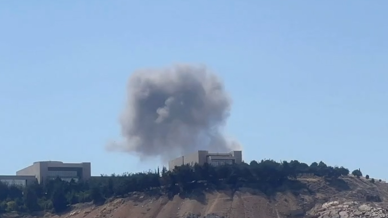 Các Cuộc Không Kích Của Israel Đánh Trúng Các Địa Điểm Chính Phủ Syria ở Damascus Các Cuộc Không Kích Của Israel Đánh Trúng Các Địa Điểm Chính Phủ Syria ở Damascus video poster