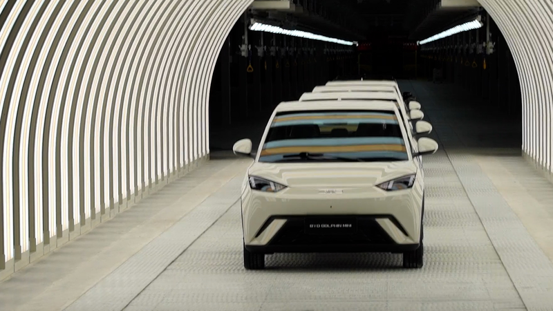 BYD ra mắt xe điện sản xuất 100% tại Brazil video poster