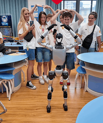 Dàn hợp xướng Mỹ & Robot Phúc Châu: Cuộc gặp gỡ hài hòa Dàn hợp xướng Mỹ & Robot Phúc Châu: Cuộc gặp gỡ hài hòa video poster