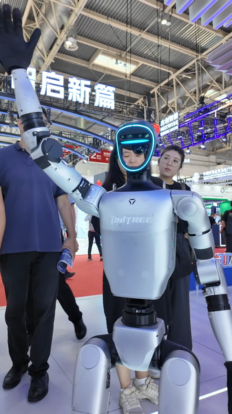 Robot Tương Lai Thu Hút Sự Chú Ý Tại Triển Lãm Chuỗi Cung Ứng Quốc Tế China 2025 Robot Tương Lai Thu Hút Sự Chú Ý Tại Triển Lãm Chuỗi Cung Ứng Quốc Tế China 2025 video poster