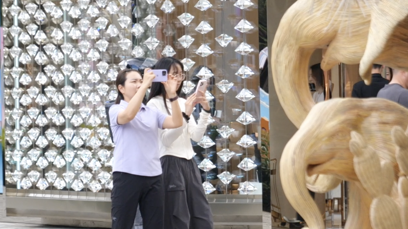 TH5350QO3OT2901FAKLE - Thế Giới Trong Tầm Tay Thành phố mùa hè Thượng Hải khuấy động cuộc sống về đêm và hồi sinh bất động sản video poster