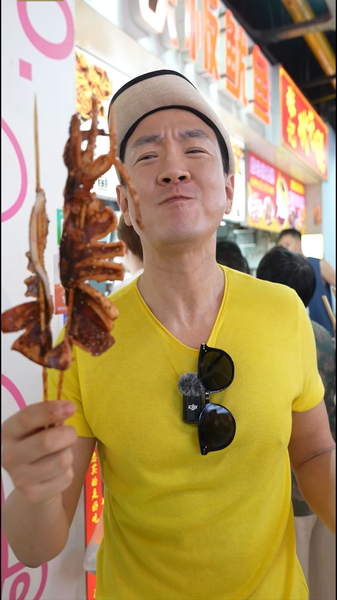 UVG7PMT1L6B1FUT9HDYD - Thế Giới Trong Tầm Tay Bánh hàu chiên: Một món ngon phải thử ở chợ ẩm thực đường phố video poster