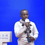 Y5LM9J9SOUJXJ7JQOQGR - Thế Giới Trong Tầm Tay Lá thư truyền cảm hứng của sinh viên Kenya gửi Tổng thống Tập Cận Bình kết nối toàn cầu video poster