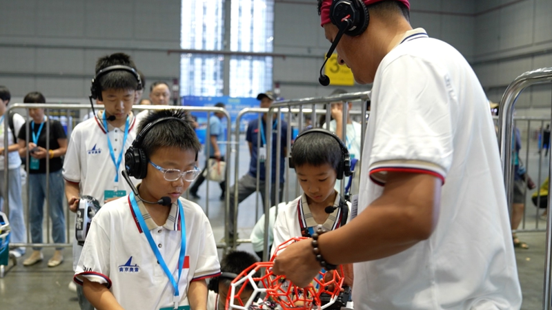 YIW62BHZ9LQXLRPQ6LOU - Thế Giới Trong Tầm Tay Bóng đá drone cất cánh tại Thượng Hải video poster