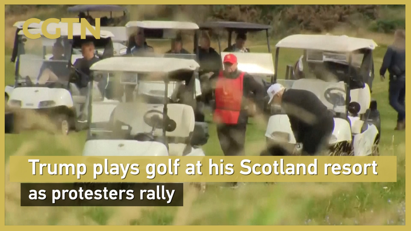 Ngày đánh golf của Trump ở Scotland giữa các cuộc biểu tình Ngày đánh golf của Trump ở Scotland giữa các cuộc biểu tình video poster
