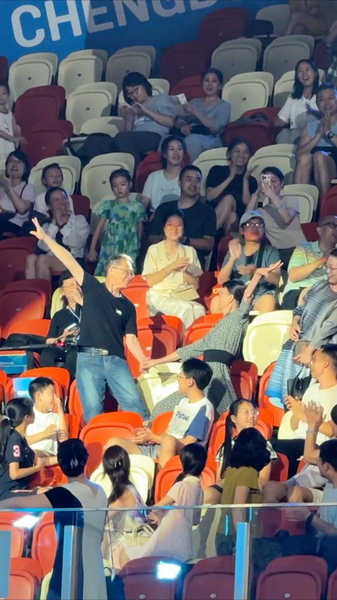 4HFZX07DN1Q9A8UDVVQV - Thế Giới Trong Tầm Tay Cặp Đôi Khiêu Vũ Cao Tuổi Gây Sốt Tại Thế Vận Hội Ở Thành Đô video poster