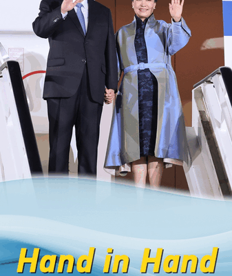 Tay trong tay: Câu chuyện tình yêu 30 năm của Chủ tịch Tập Cận Bình và Bành Lệ Viện Tay trong tay: Câu chuyện tình yêu 30 năm của Chủ tịch Tập Cận Bình và Bành Lệ Viện video poster