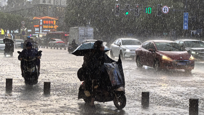 Cảnh báo mưa lớn và bão ở hơn 10 tỉnh trên đại lục Trung Quốc Cảnh báo mưa lớn và bão ở hơn 10 tỉnh trên đại lục Trung Quốc