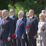 7S1FFBN78B72VFYY901N - Thế Giới Trong Tầm Tay Chủ tịch Duma Nga Volodin tưởng nhớ các liệt sĩ Liên Xô tại Trường Xuân video poster