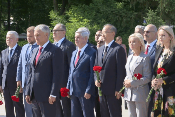 Chủ tịch Duma Nga Volodin tưởng nhớ các liệt sĩ Liên Xô tại Trường Xuân Chủ tịch Duma Nga Volodin tưởng nhớ các liệt sĩ Liên Xô tại Trường Xuân video poster