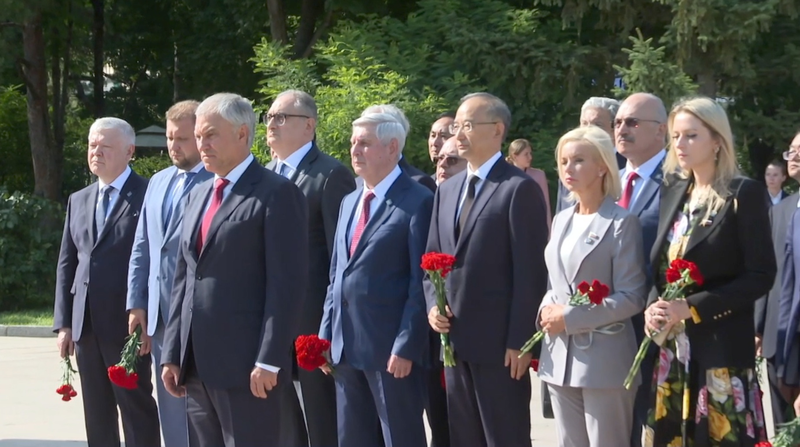 7S1FFBN78B72VFYY901N - Thế Giới Trong Tầm Tay Chủ tịch Duma Nga Volodin tưởng nhớ các liệt sĩ Liên Xô tại Trường Xuân video poster