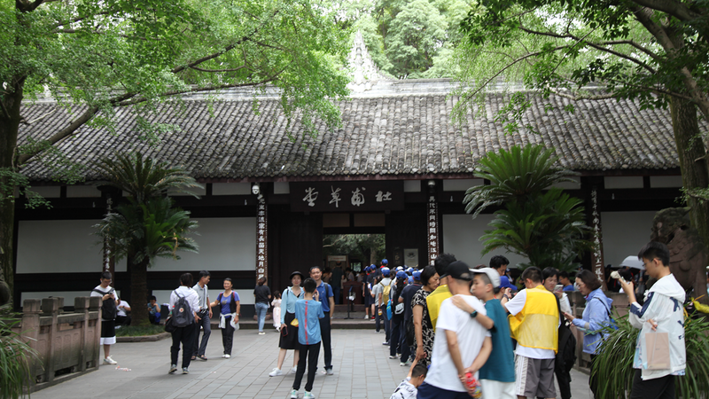 8PR6MV2VE8T6PA5M99CP - Thế Giới Trong Tầm Tay Bước vào Thơ tại Lều Tranh Du Phủ ở Thành Đô