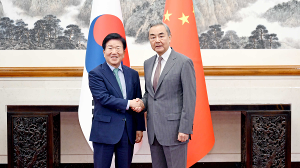 Vương Nghị và Đặc phái viên Hàn Quốc nhấn mạnh tình hữu nghị nhân kỷ niệm 33 năm Vương Nghị và Đặc phái viên Hàn Quốc nhấn mạnh tình hữu nghị nhân kỷ niệm 33 năm