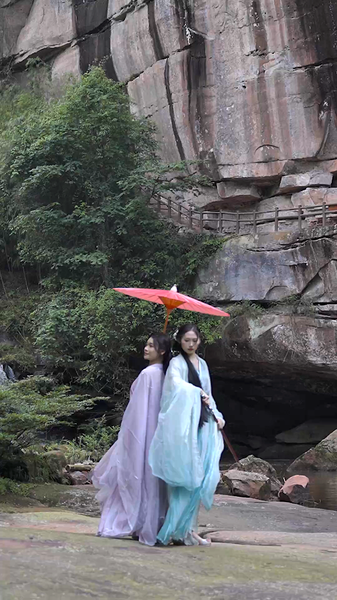 Kiếm Gặp Ô Giấy Dầu: Một Màn Trình Diễn Hanfu Rực Rỡ video poster