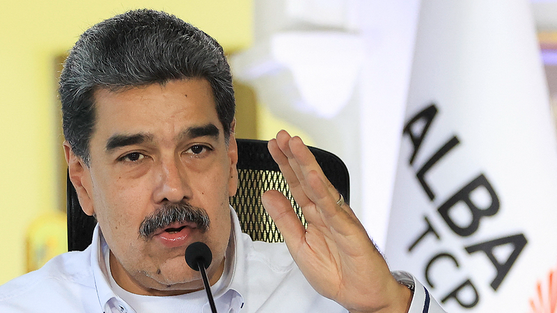 Maduro huy động 4,5 triệu tình nguyện viên dân quân khi tàu Mỹ tiếp cận Maduro huy động 4,5 triệu tình nguyện viên dân quân khi tàu Mỹ tiếp cận