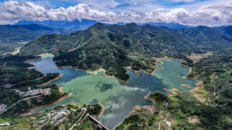 Ốc Đảo Mùa Hè: Hồ Chứa Wuzhishan của Hải Nam Lấp Lánh Dưới Ánh Nắng Ốc Đảo Mùa Hè: Hồ Chứa Wuzhishan của Hải Nam Lấp Lánh Dưới Ánh Nắng