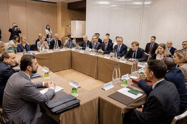 Các cuộc đàm phán E3 với Iran tại Geneva để trì hoãn các lệnh trừng phạt của LHQ Các cuộc đàm phán E3 với Iran tại Geneva để trì hoãn các lệnh trừng phạt của LHQ