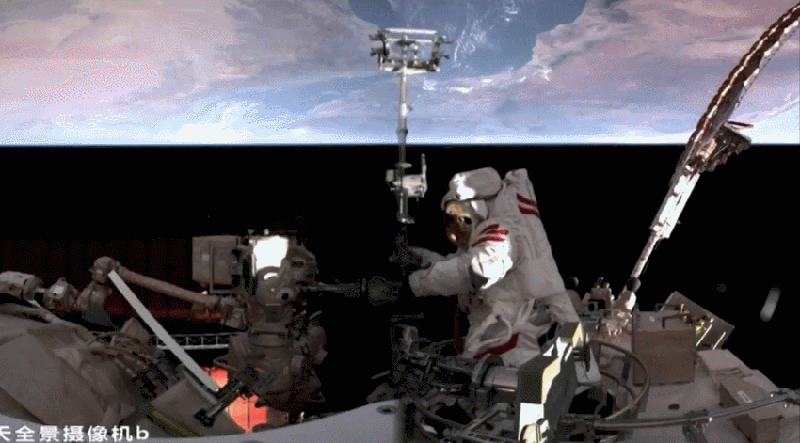 Kỷ lục EVA 9 giờ: Phi hành đoàn Thần Châu-19 khắc phục sự cố