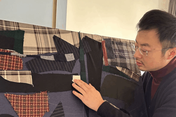 Zhang Yuan đánh dấu tác động khí hậu bằng vải cao cấp ở Venice Zhang Yuan đánh dấu tác động khí hậu bằng vải cao cấp ở Venice