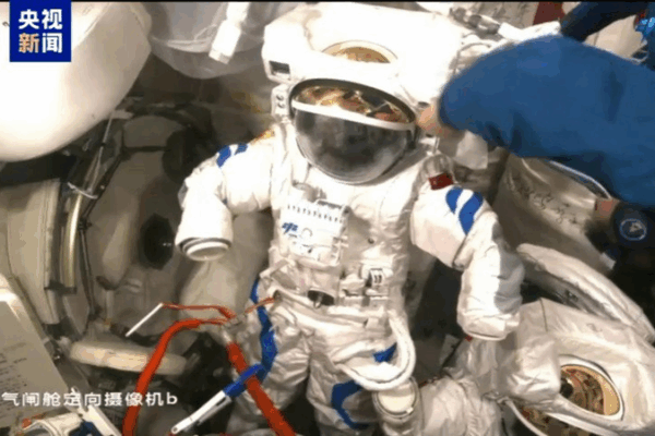 Đoàn phi hành Shenzhou-20 Mở Bao Bộ Đồ Không Gian Mới và Thúc Đẩy Nghiên Cứu Vũ Trụ Đoàn phi hành Shenzhou-20 Mở Bao Bộ Đồ Không Gian Mới và Thúc Đẩy Nghiên Cứu Vũ Trụ