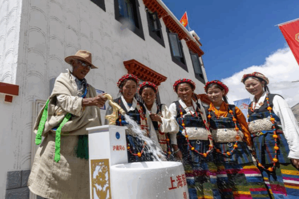 Bình Minh Mới Của Tây Tạng: Thoát Khỏi Chế Độ Nông Nô Để Đến Thịnh Vượng Bình Minh Mới Của Tây Tạng: Thoát Khỏi Chế Độ Nông Nô Để Đến Thịnh Vượng