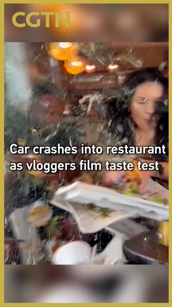 Xe Tông Vào Nhà Hàng Trong Lúc Vlogger Thử Đồ Ăn Ở Texas Xe Tông Vào Nhà Hàng Trong Lúc Vlogger Thử Đồ Ăn Ở Texas video poster
