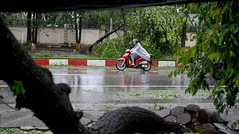 Bão Kajiki tấn công các bờ biển Việt Nam, hàng ngàn người phải sơ tán video poster