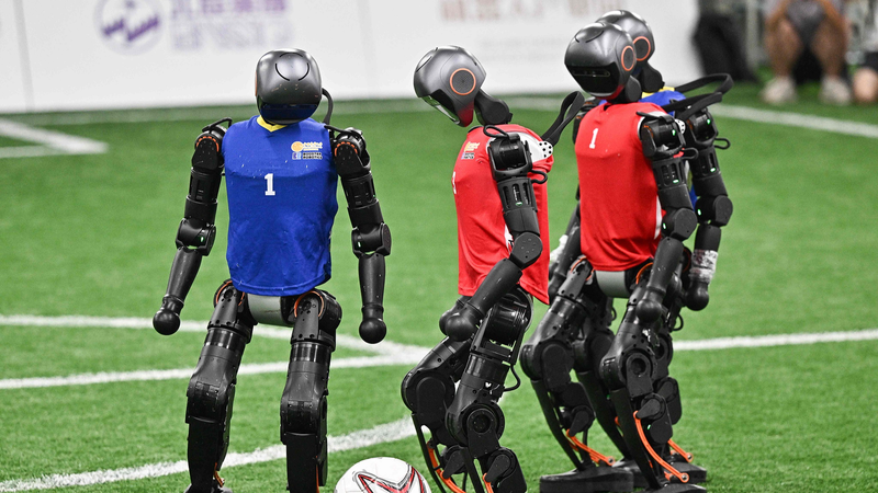 Các Đội Robot Chuẩn Bị Đối Đầu Bóng Đá Hình Người tại Bắc Kinh Các Đội Robot Chuẩn Bị Đối Đầu Bóng Đá Hình Người tại Bắc Kinh
