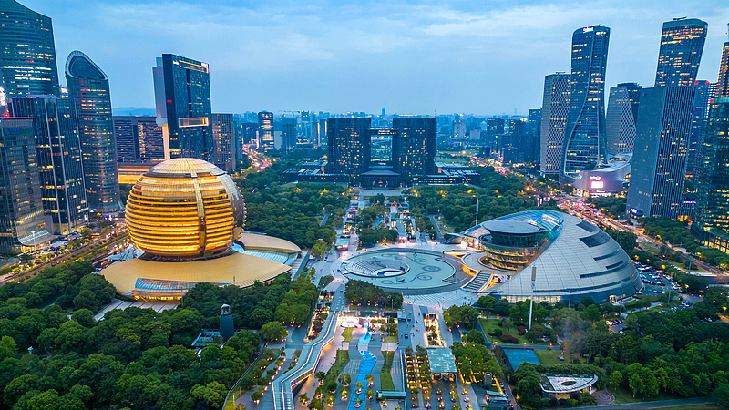 Ban công đô thị của Hàng Châu: Tầm nhìn đường chân trời hoành tráng trên sông Tiền Đường Ban công đô thị của Hàng Châu: Tầm nhìn đường chân trời hoành tráng trên sông Tiền Đường video poster
