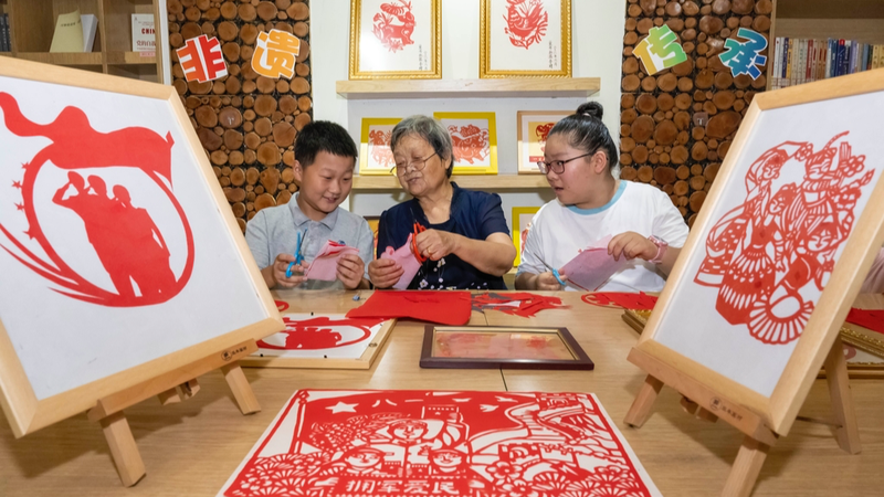 Hội Thảo Cắt Giấy Kỷ Niệm Tinh Thần Ngày Quân Đội ở An Huy Hội Thảo Cắt Giấy Kỷ Niệm Tinh Thần Ngày Quân Đội ở An Huy