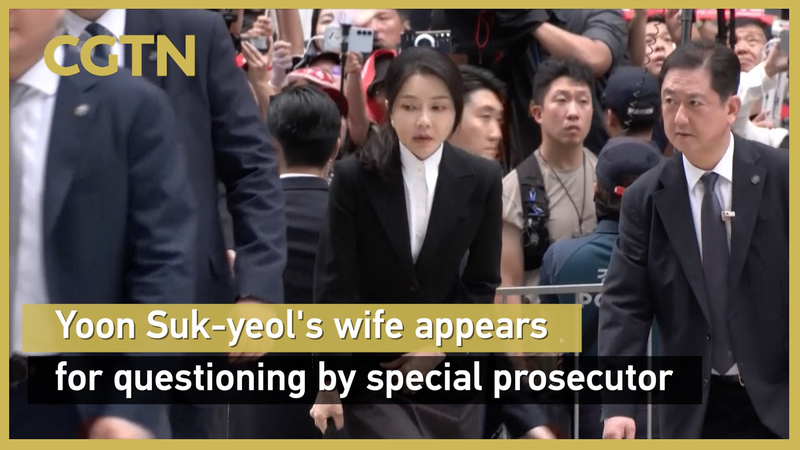 Vợ của Yoon Suk-yeol, Kim Keon-hee, bị thẩm vấn bởi Công tố viên Đặc biệt Vợ của Yoon Suk-yeol, Kim Keon-hee, bị thẩm vấn bởi Công tố viên Đặc biệt video poster