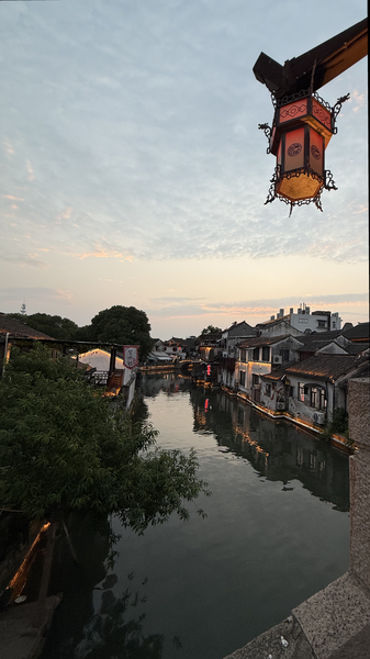 Tongli lúc hoàng hôn: Một thoát ly đến thị trấn ven sông yên bình Tongli lúc hoàng hôn: Một thoát ly đến thị trấn ven sông yên bình video poster