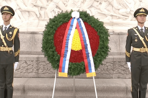 Thủ tướng Slovakia tôn vinh Đài tưởng niệm Anh hùng Nhân dân Bắc Kinh Thủ tướng Slovakia tôn vinh Đài tưởng niệm Anh hùng Nhân dân Bắc Kinh video poster