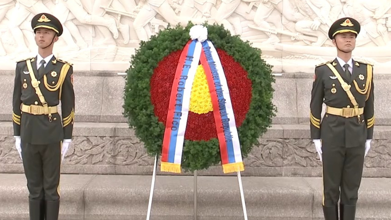 1EGDD262PFYHWA8MA2B8 - Thế Giới Trong Tầm Tay Thủ tướng Slovakia tôn vinh Đài tưởng niệm Anh hùng Nhân dân Bắc Kinh video poster