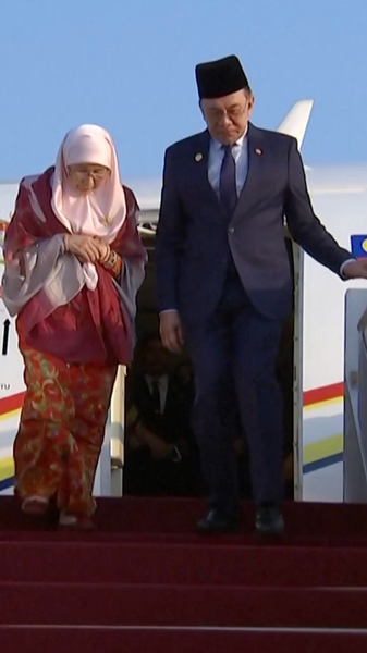 Thủ tướng Malaysia Anwar Ibrahim Đến Thiên Tân cho Hội nghị Thượng đỉnh SCO 2025 Thủ tướng Malaysia Anwar Ibrahim Đến Thiên Tân cho Hội nghị Thượng đỉnh SCO 2025 video poster