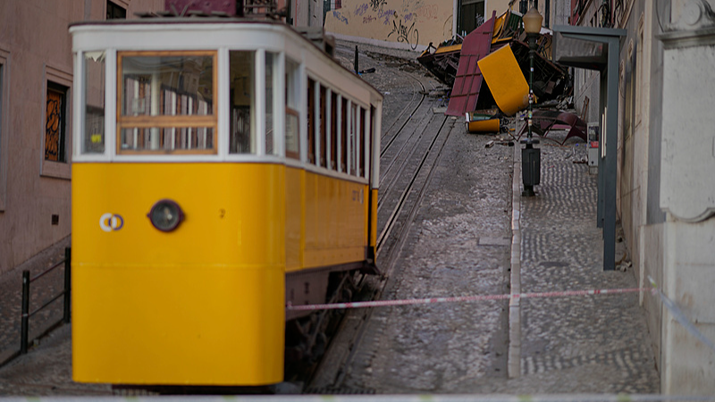 Bi kịch ở Lisbon: Vụ tai nạn cáp treo làm 15 người thiệt mạng Bi kịch ở Lisbon: Vụ tai nạn cáp treo làm 15 người thiệt mạng video poster