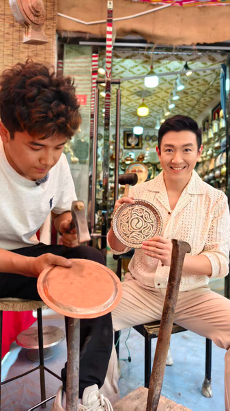 Trong Nghề Thủ Công Đồng Ở Kashgar: Di Sản Thế Hệ Thứ Sáu Của Tân Cương Trong Nghề Thủ Công Đồng Ở Kashgar: Di Sản Thế Hệ Thứ Sáu Của Tân Cương video poster
