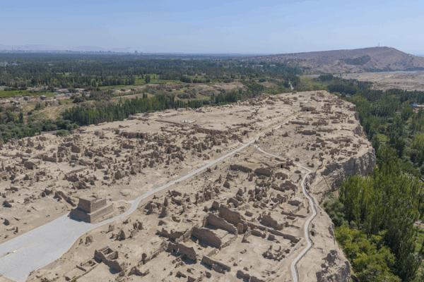 Khám phá Tàn tích Jiaohe: Thành phố đất sét vượt thời gian của Tân Cương