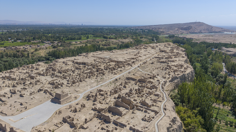 Khám phá Tàn tích Jiaohe: Thành phố đất sét vượt thời gian của Tân Cương