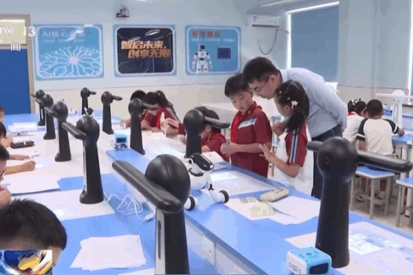 AI Dẫn Đầu: Lớp Học trên Đại Lục Trung Quốc Được Cải Tiến Công Nghệ Cao AI Dẫn Đầu: Lớp Học trên Đại Lục Trung Quốc Được Cải Tiến Công Nghệ Cao