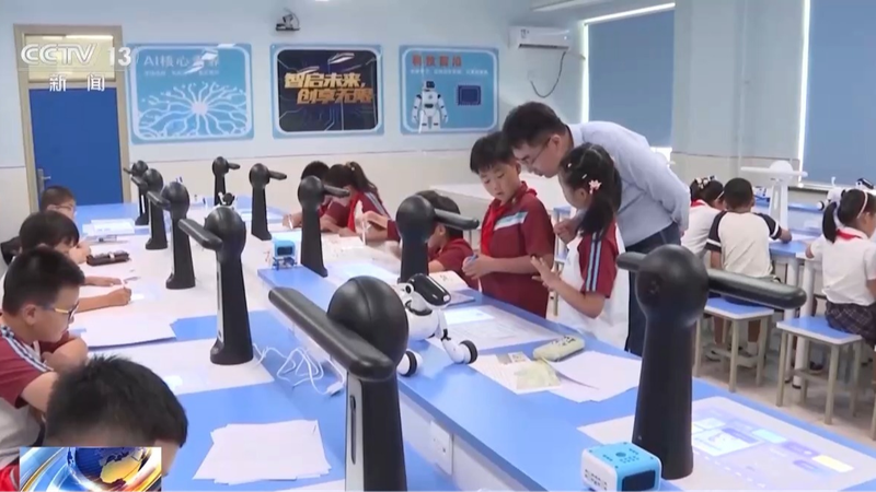 A9Y733DXPHAW10CH3JCA - Thế Giới Trong Tầm Tay AI Dẫn Đầu: Lớp Học trên Đại Lục Trung Quốc Được Cải Tiến Công Nghệ Cao