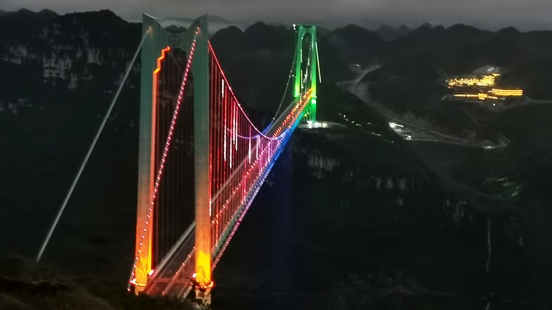 Cầu Hẻm Núi Huajiang: Cầu Treo Dầm Thép Lớn Nhất Thế Giới Thắp Sáng Đêm Guizhou Cầu Hẻm Núi Huajiang: Cầu Treo Dầm Thép Lớn Nhất Thế Giới Thắp Sáng Đêm Guizhou
