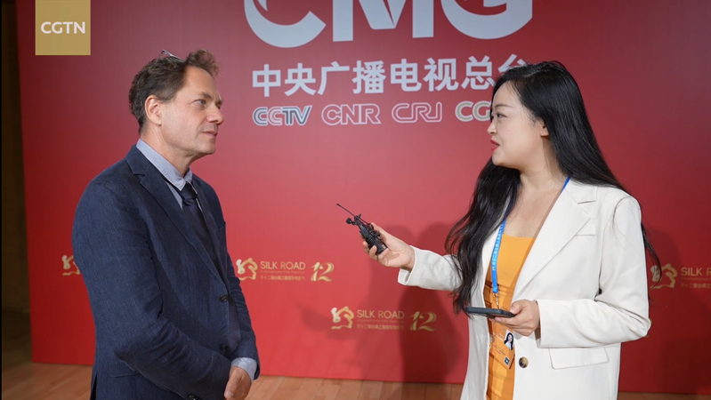 Ron Dyens: Kết Nối Văn Hóa Qua Những Câu Chuyện Toàn Cầu Ron Dyens: Kết Nối Văn Hóa Qua Những Câu Chuyện Toàn Cầu video poster